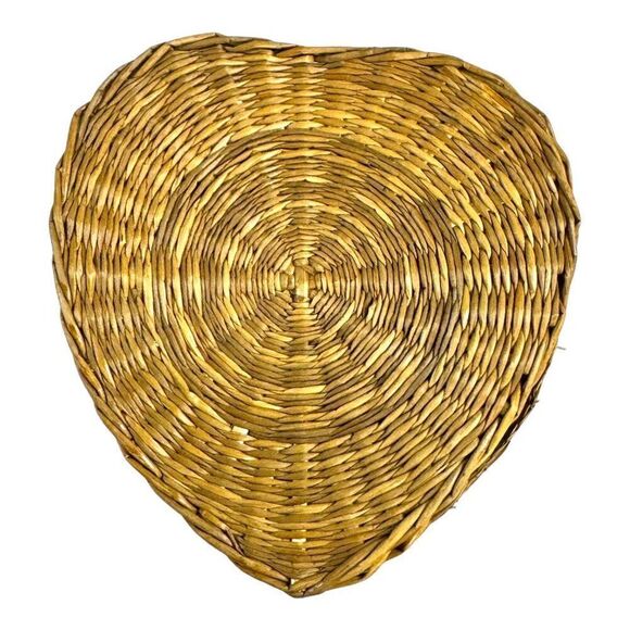 Handwoven Heart-Shaped Pine Straw Woven Basket With Lid For Storage Decoration - Picture 6 of 8